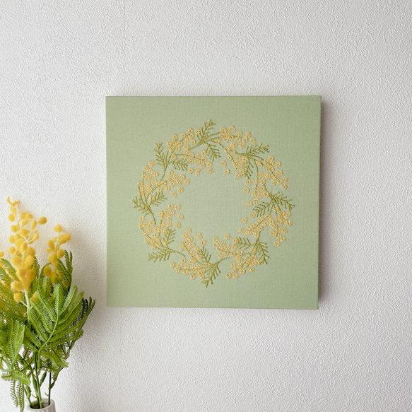 【送料無料】木製ファブリックパネル　ミモザリース刺繍　グリーン　23×23cm 4枚目の画像
