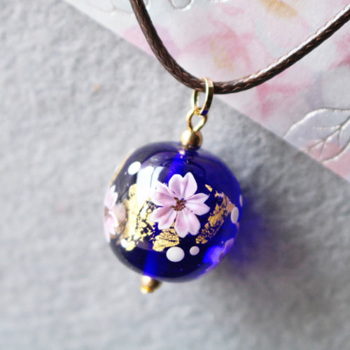 在庫処分セール＊とんぼ玉ガラスペンダント桜(青）金箔入り