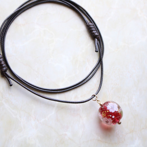 期間限定SALE＊とんぼ玉ガラスペンダント桜(金赤）金箔入り