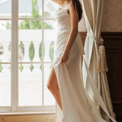 ウェディングドレス　サテン　キャミソール　スリット　ソフトマーメイド　二次会　前撮り（WD242141） 4枚目の画像