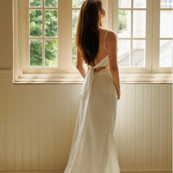 ウェディングドレス　サテン　キャミソール　スリット　ソフトマーメイド　二次会　前撮り（WD242141） 3枚目の画像