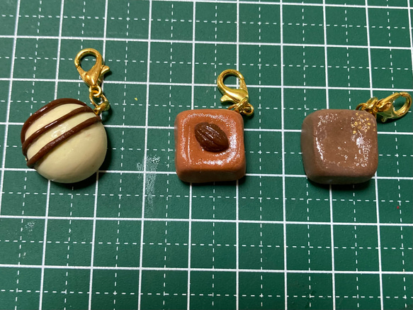 受注制作　選べるミニチュアチョコのカニカン付きチャーム 4枚目の画像