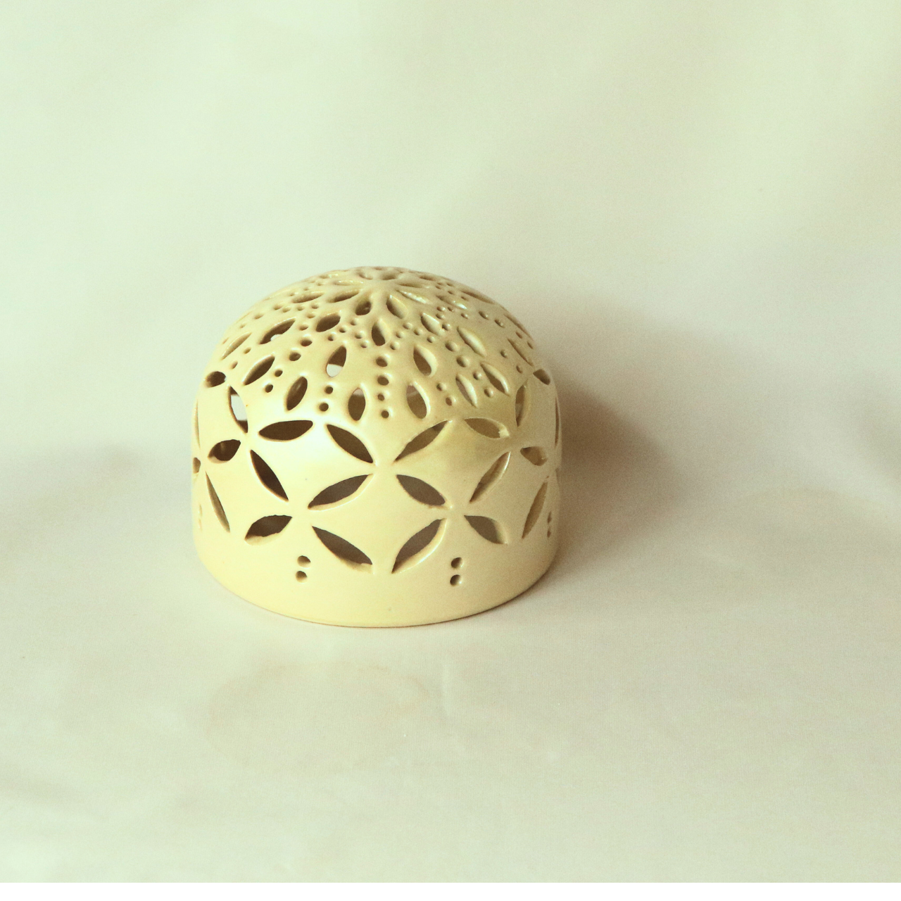 電池式LED陶器ランプシェード『パール・７宝』は通販やす波窯の手作り作品です