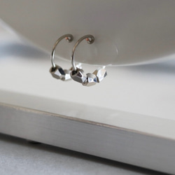 痛くないイヤリング/  シルバーブロックの小さなフープイヤリング　小ぶり　仕事　普段使い　シンプル　かっこいい　ピアス風 3枚目の画像