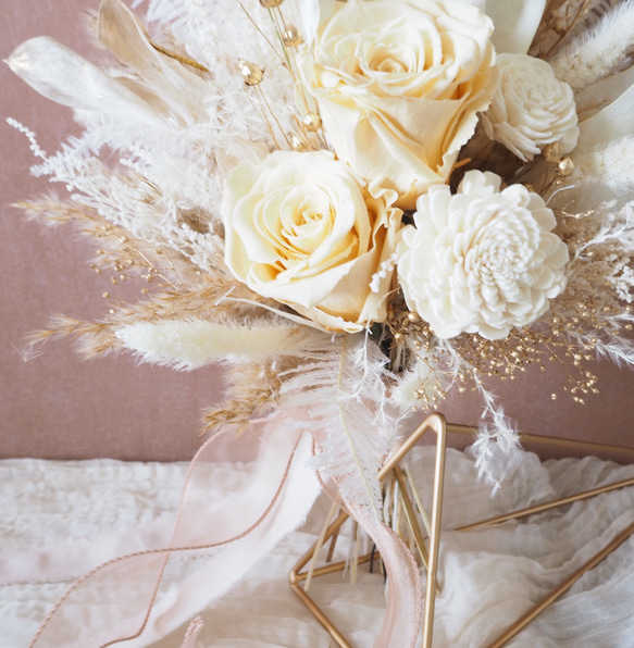 ウェディングブーケ　ブートニア　ヘッドドレス　結婚式　前撮り　和装　ウェディングフォト　お祝い　ギフト　薔薇　かすみ草　 4枚目の画像