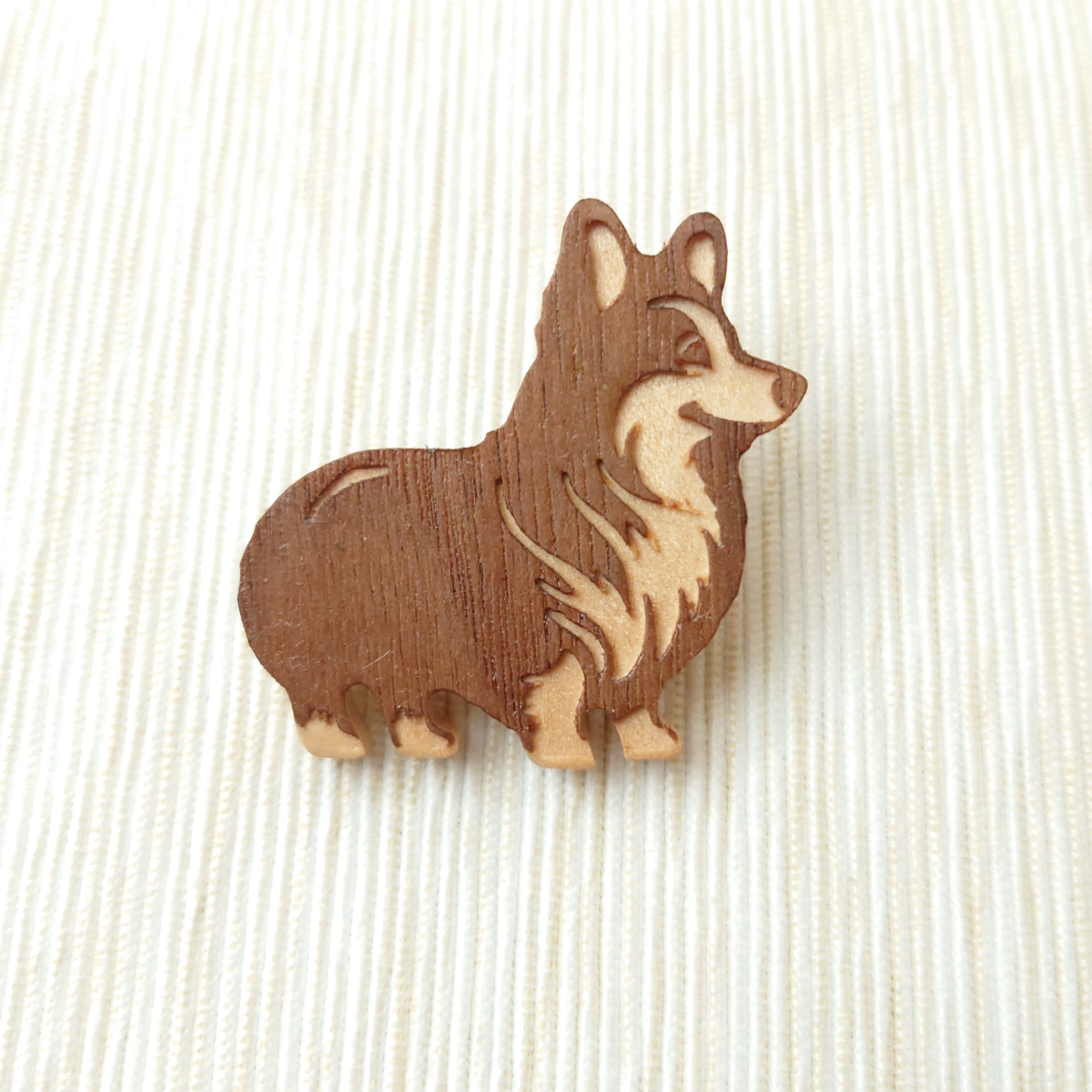 寄木細工のコーギー犬ブローチ ブローチ ピリカラマキアート 通販