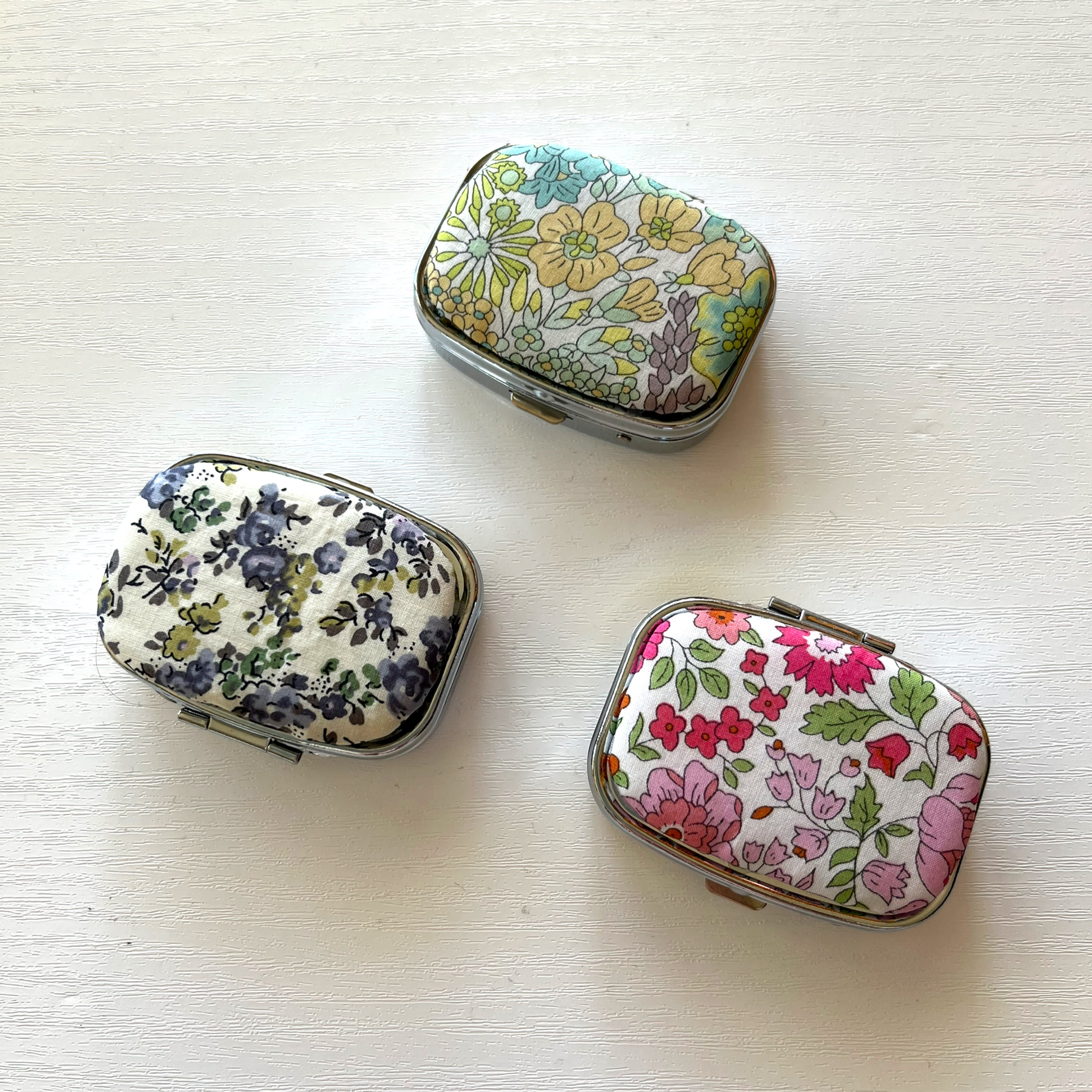 ✿ロータス様·専用✿ハンドメイド　ピルケース 新柄 リバティを使ったハンドメイドのアクセサリーケース