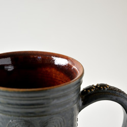 京焼　金彩鉄釉貼花文「マグカップ」　宮里絵美作　陶器 5枚目の画像