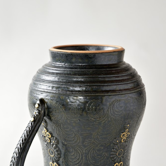 京焼　金彩鉄釉貼花文「マグカップ」　宮里絵美作　陶器 9枚目の画像