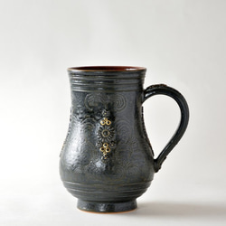 京焼　金彩鉄釉貼花文「マグカップ」　宮里絵美作　陶器 1枚目の画像
