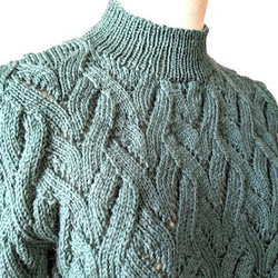 透かし模様のセーター　スモークグリーン 2枚目の画像