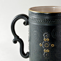 京焼　金彩鉄釉貼花文「マグカップ」　宮里絵美作　陶器 6枚目の画像