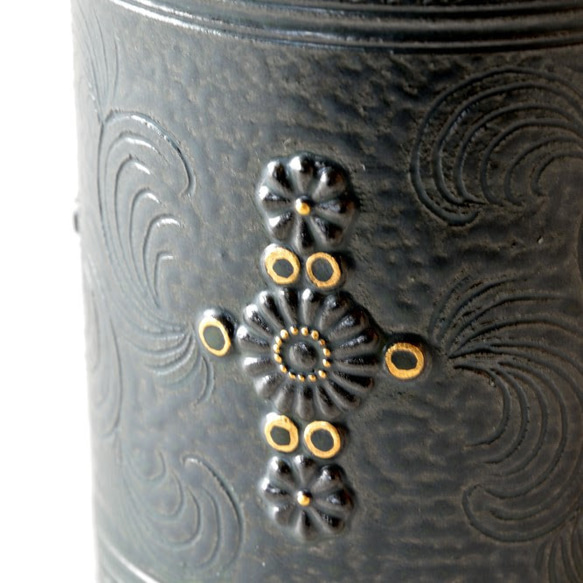 京焼　金彩鉄釉貼花文「マグカップ」　宮里絵美作　陶器 7枚目の画像