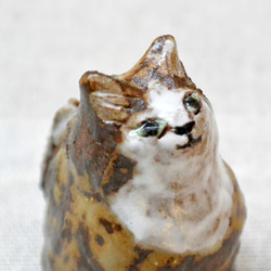 猫ちゃん置き物　ゆる～い作り　茶色　お座りネコ　ぽっこり　手作り陶器・陶芸 9枚目の画像