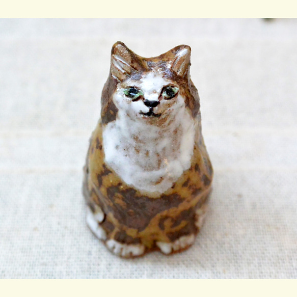 猫ちゃん置き物　ゆる～い作り　茶色　お座りネコ　ぽっこり　手作り陶器・陶芸 1枚目の画像