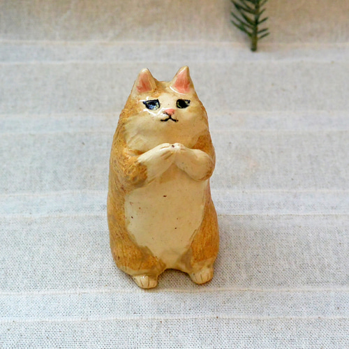 芸能人愛用 お願い猫 置き物 ベージュ茶色 頼んますネコ 手合わせ・お祈り 置物
