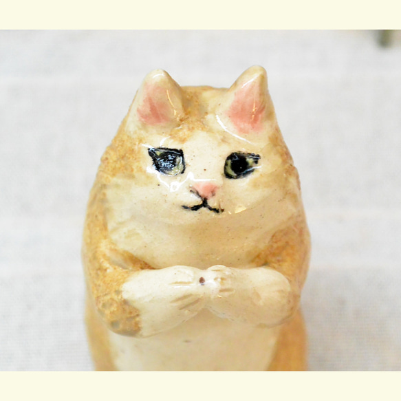 お願い猫　置き物　手合わせ・お祈り　頼んますネコ　ベージュ茶色　手作り陶器・陶芸 11枚目の画像