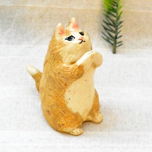 お願い猫 置き物 手合わせ・お祈り 頼んますネコ ベージュ茶色 手作り
