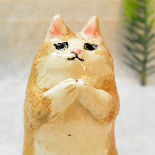 お願い猫 置き物 手合わせ・お祈り 頼んますネコ ベージュ茶色