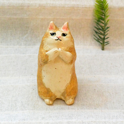 お願い猫 置き物 手合わせ・お祈り 頼んますネコ ベージュ茶色 手作り