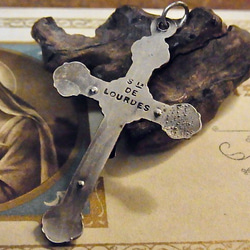 フランス ヴィンテージ エマイユ ルルドの泉 聖母マリア クロス チャーム ブルー 十字架 2枚目の画像
