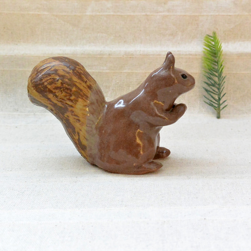 お願いリス りすの置き物 手合わせ・お祈り 頼んます栗鼠 こげ茶色
