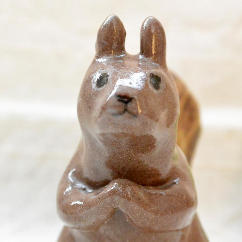 お願いリス りすの置き物 手合わせ・お祈り 頼んます栗鼠 こげ茶色