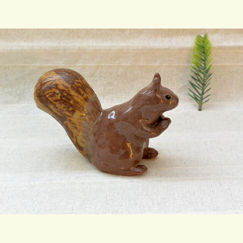 お願いリス りすの置き物 手合わせ・お祈り 頼んます栗鼠 こげ茶色