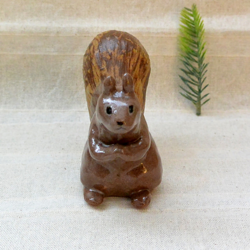 お願いリス りすの置き物 手合わせ・お祈り 頼んます栗鼠 こげ茶色