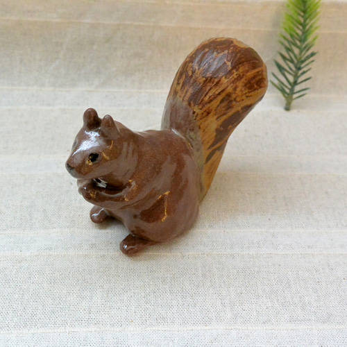 お願いリス りすの置き物 手合わせ・お祈り 頼んます栗鼠 こげ茶色