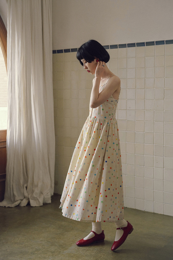カラフルな水玉模様の新鮮な翡翠ボタンスタイルのスパゲッティストラップドレス春夏ガールサスペンダードレス裏地付き 7枚目の画像