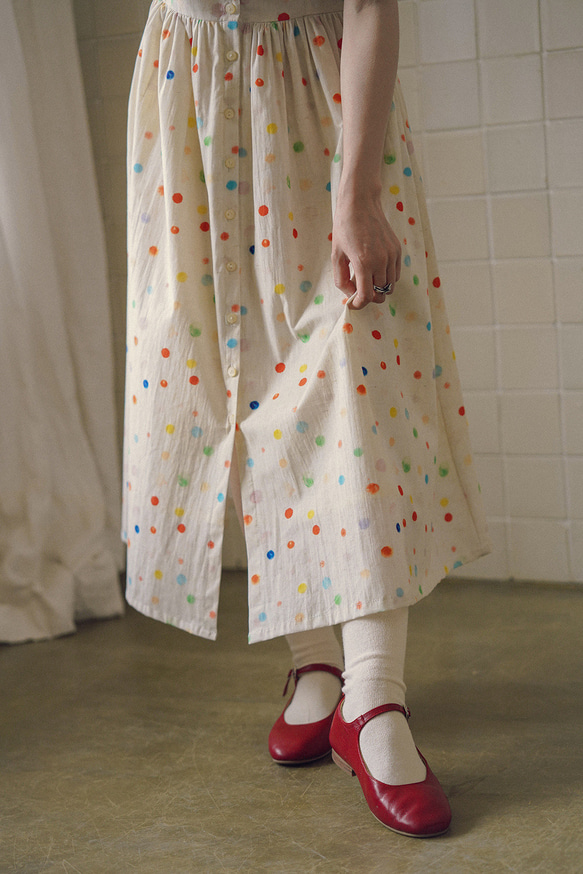 カラフルな水玉模様の新鮮な翡翠ボタンスタイルのスパゲッティストラップドレス春夏ガールサスペンダードレス裏地付き 9枚目の画像