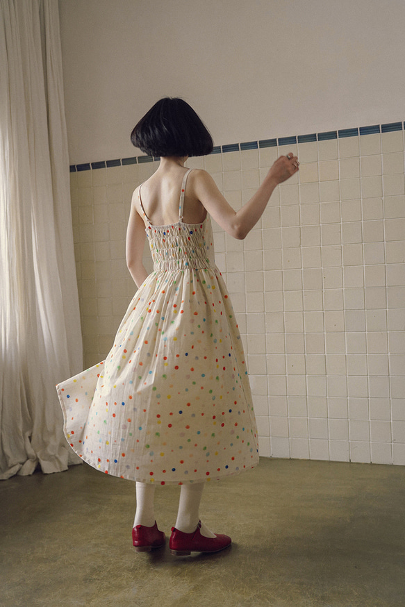 カラフルな水玉模様の新鮮な翡翠ボタンスタイルのスパゲッティストラップドレス春夏ガールサスペンダードレス裏地付き 17枚目の画像