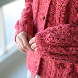 春アウターに！春色ニットの手編みカーディガン （24s-01）カーマインレッド 10枚目の画像