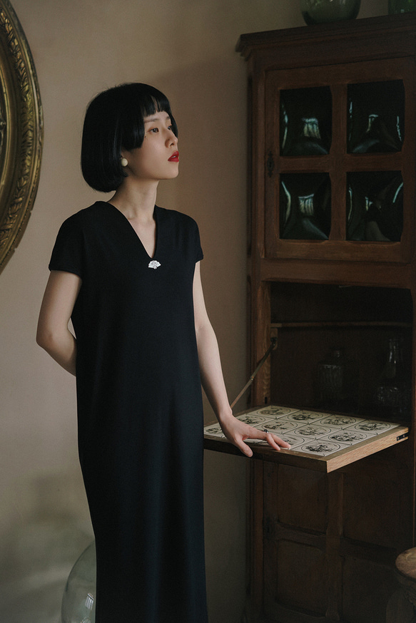 黑色 復古玉扇新中式V領洋裝 垂墜舒適修身連身裙 第18張的照片