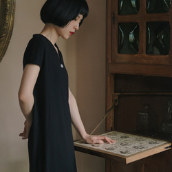 黑色 復古玉扇新中式V領洋裝 垂墜舒適修身連身裙 第19張的照片