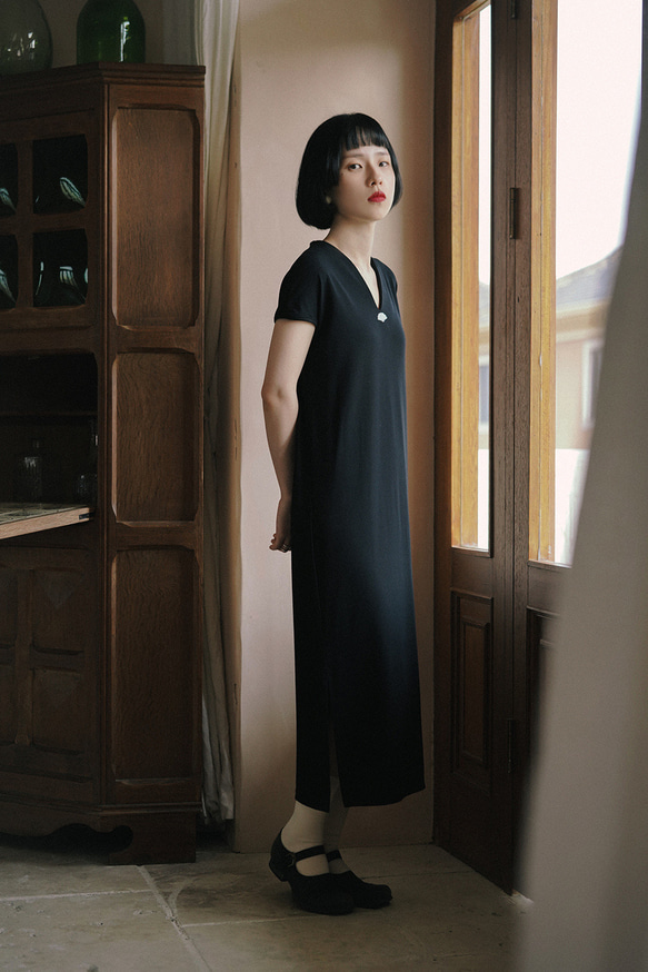 黑色 復古玉扇新中式V領洋裝 垂墜舒適修身連身裙 第12張的照片