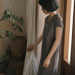 灰色 復古玉扇新中式V領洋裝 垂墜舒適修身連身裙 第19張的照片