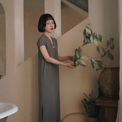 灰色 復古玉扇新中式V領洋裝 垂墜舒適修身連身裙 第13張的照片