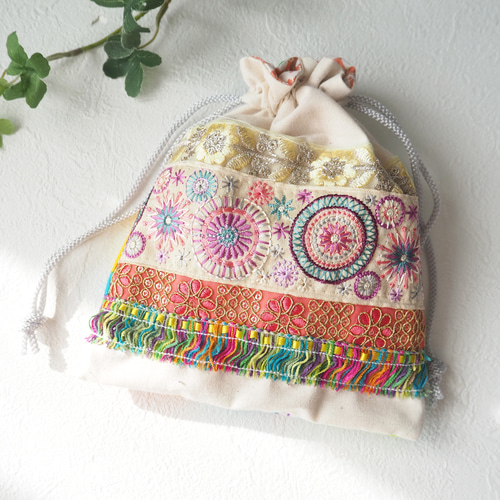 インド刺繍リボン　巾着ポーチ インド刺繍 リボン 巾着ポーチ 巾着袋 巾着 ホワイト×キルト生地