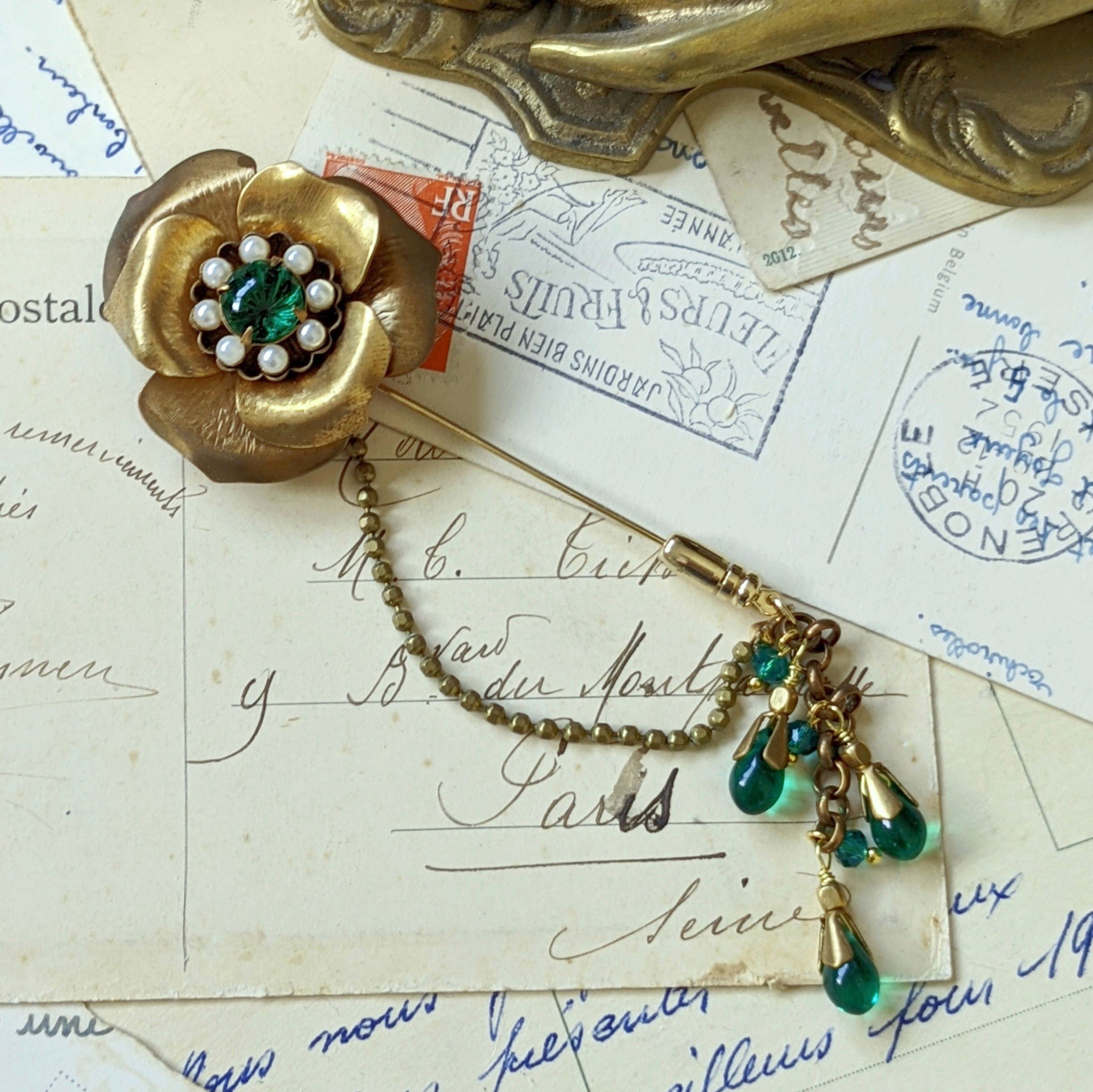 ✿大きなお花とエメラルドグリーン✿　 真鍮フラワーとヴィンテージストーンのハットピン