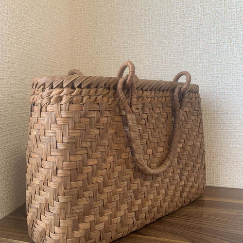山葡萄かごバッグ　手作り　山葡萄籠バッグ　網代編み　定番　チャーム付き　内布あり 山葡萄 山葡萄かごバッグ 手作り 山葡萄籠バッグ 網代編み 定番