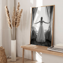 希望への扉 ウエディングドレスの女性と窓辺 モノトーン インテリアポスター 海外アート/ 5321 6枚目の画像