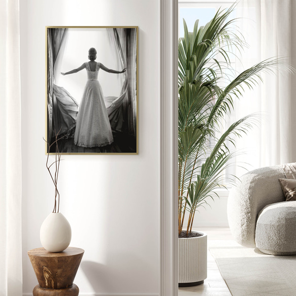 希望への扉 ウエディングドレスの女性と窓辺 モノトーン インテリアポスター 海外アート/ 5321 7枚目の画像