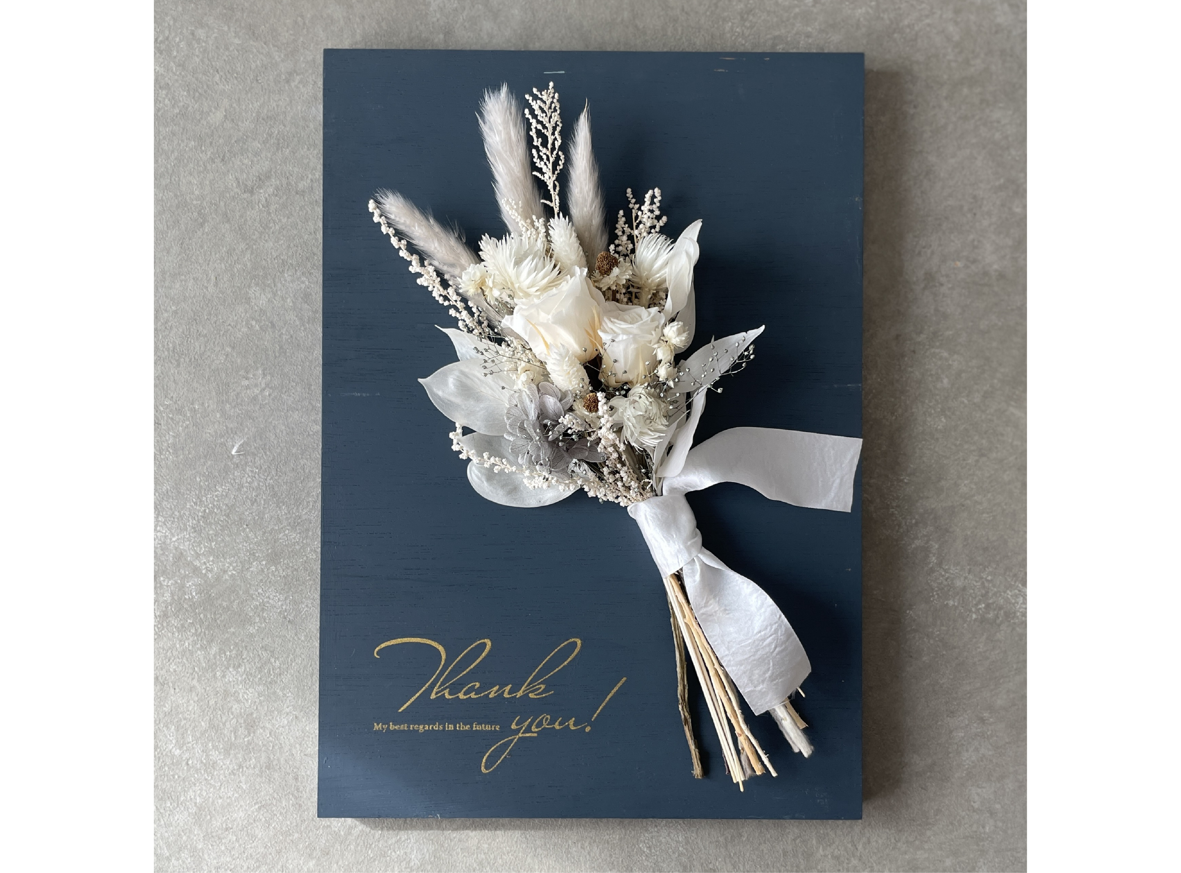 子育て感謝状「木製パネルとドライフラワーブーケ セット <ホワイトローズ-パールシルバー>」両親贈呈品・結婚祝いなど