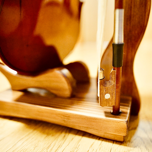 24時間以内に発送】手作り木工 木製バイオリンスタンド （ニス仕上げ