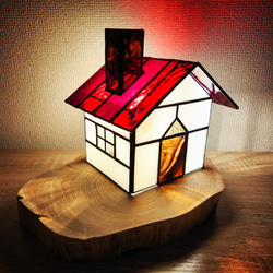 ステンドグラス　テーブルランプ　赤い屋根のお家　木製土台 1枚目の画像