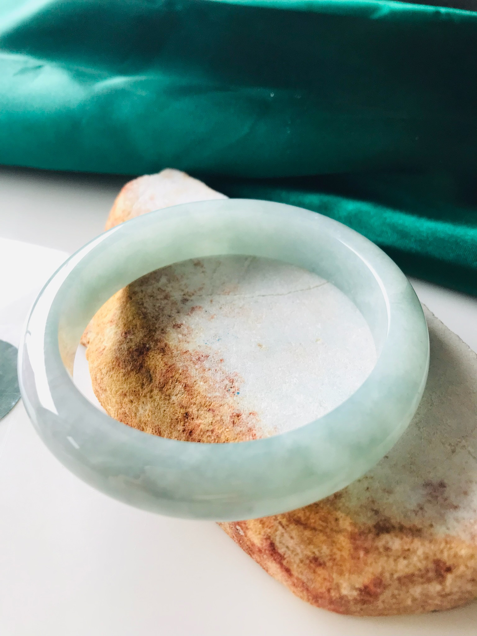 【B1510-075】ジェイド　翡翠　ヒスイ　バングル　一点もの　希少　ミャンマー産　ライトブルーグリーン　57.3mm