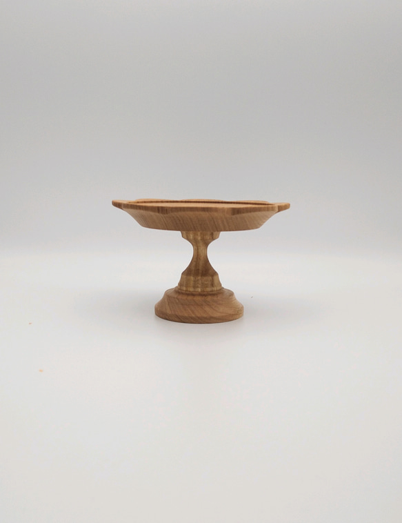 １３センチ　コンポート ケーキスタンド　木製　栗材　クリ　花びらリム皿 3枚目の画像