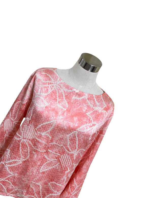 送料無料 着物 リメイク 正絹 絞り 花 ゆったり パフスリーブ ブラウス ストール ハンドメイド 6枚目の画像